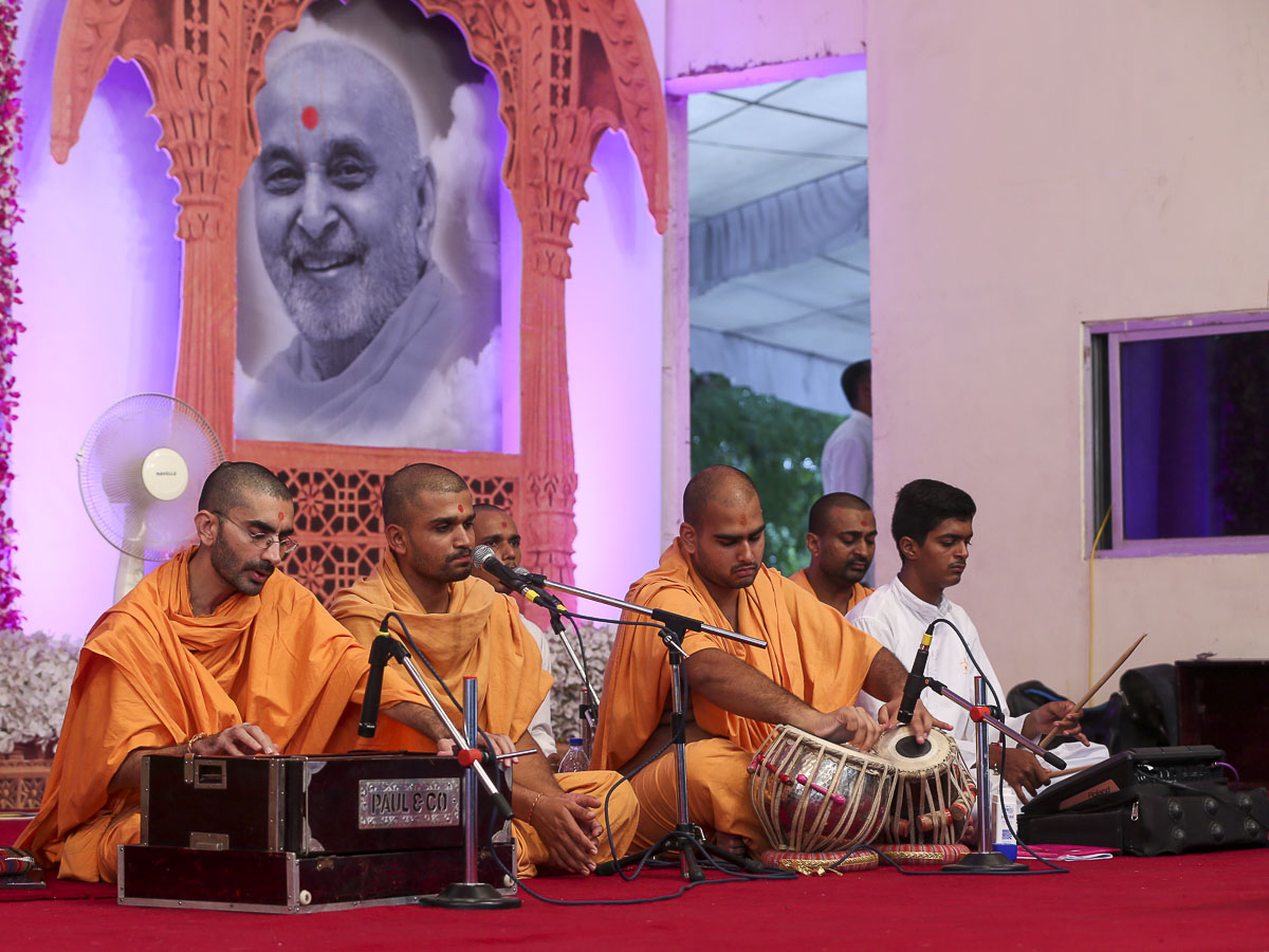 Kirtan bhakti during the HH Pramukh Swami Maharaj tribute assembly