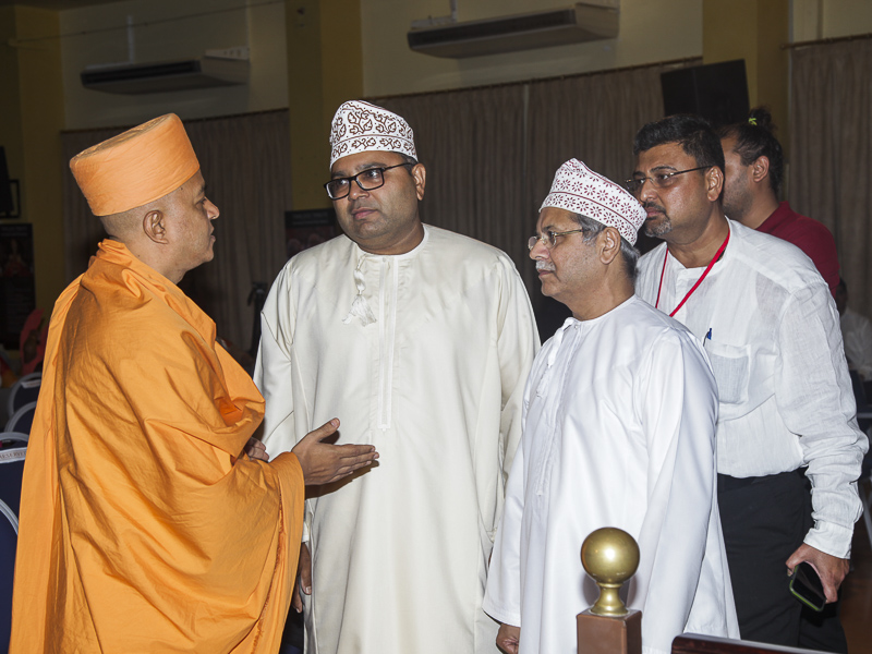 Brahmavihari Swami meets Shri Nagardas Manji family 
