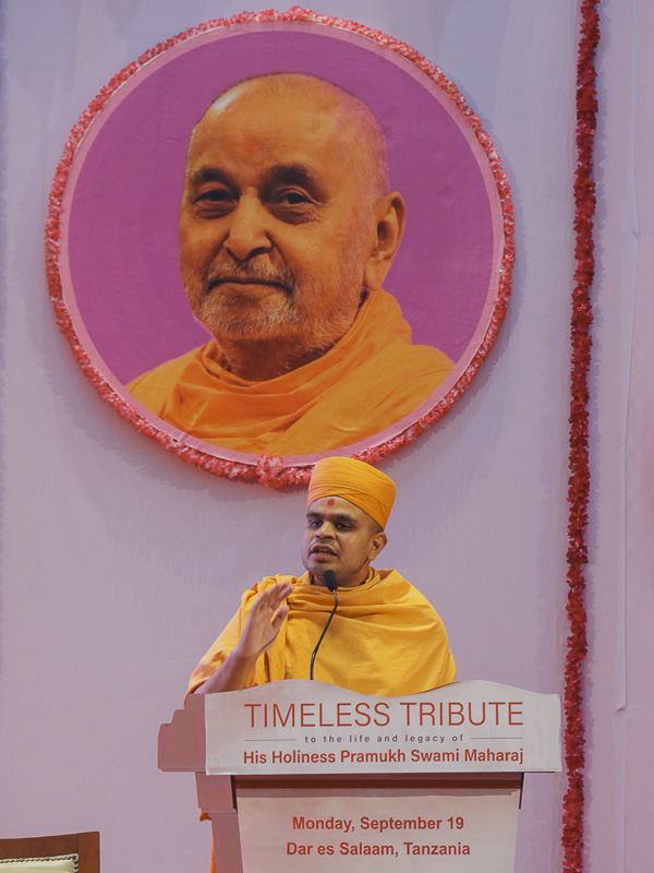 Tapovatsal Swami addresses the assembly
