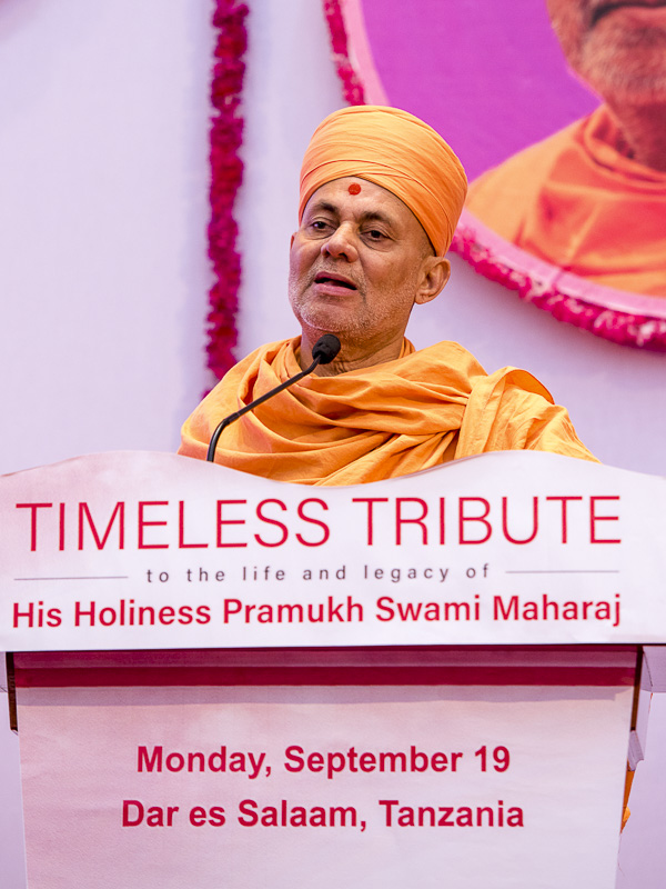 Pujya Viveksagar Swami addresses the assembly