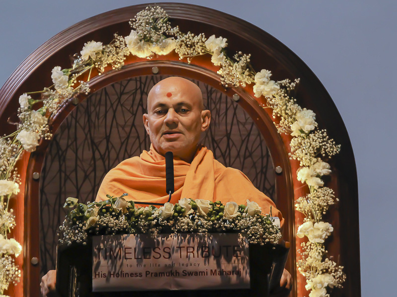 Pujya Viveksagar Swami addresses the assembly
