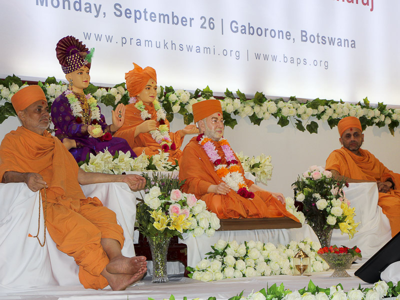 Pujya Viveksagar Swami and Narayancharan Swami during the assembly