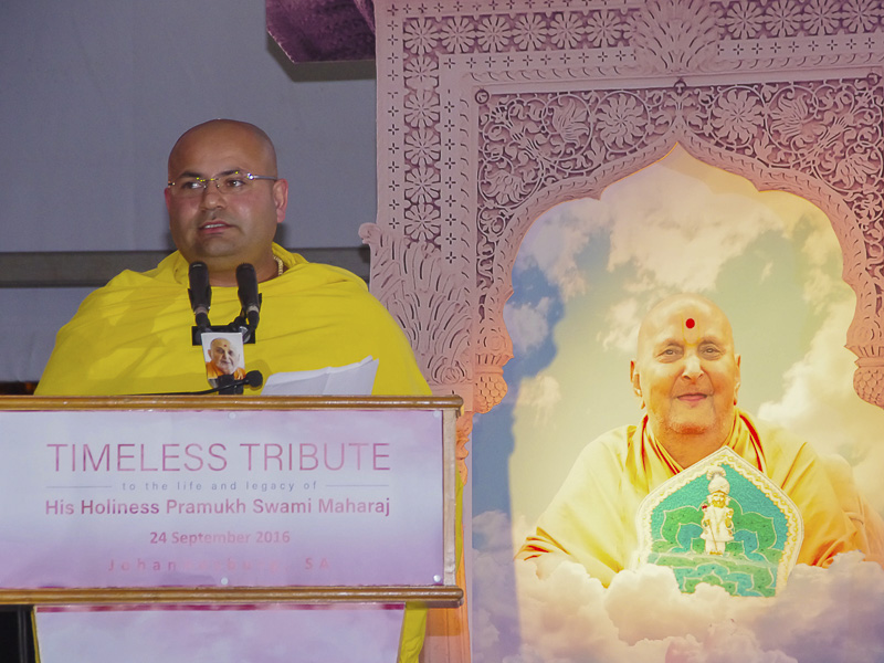 Shri Swami Satyanandji addresses the assembly