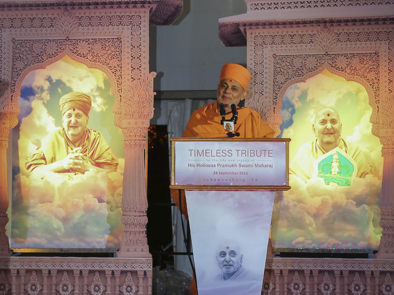 Pujya Viveksagar Swami addresses the assembly