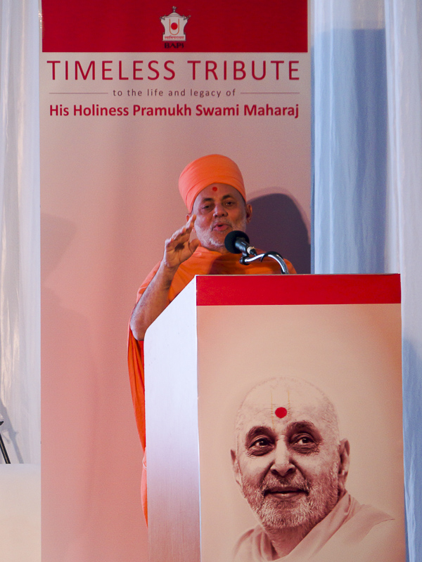 Pujya Viveksagar Swami addresses the assembly