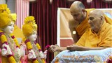 Swamishri offers mantra-pushpanjali