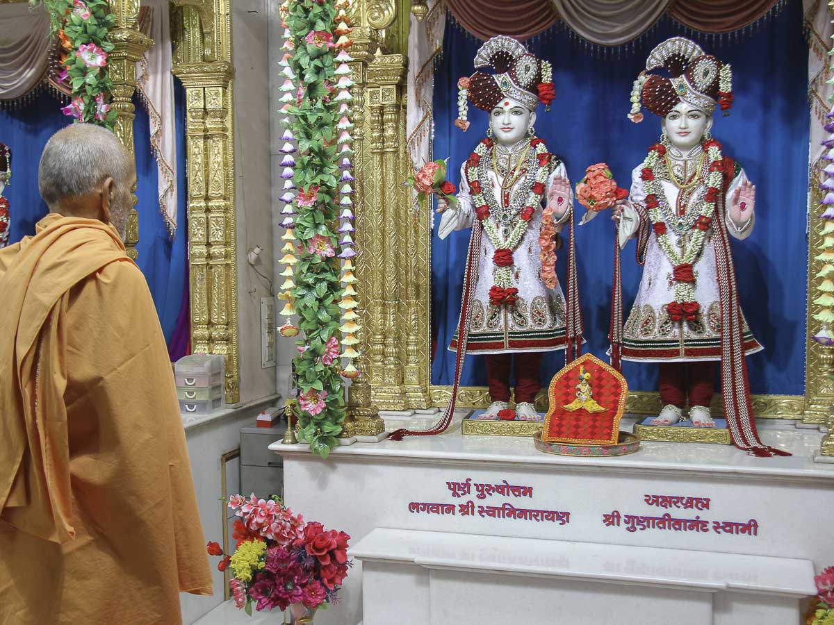 Param Pujya Mahant Swami engrossed in darshan of Thakorji, 4 Oct 2016