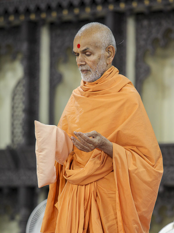 Param Pujya Mahant Swami performs his morning puja, 4 Oct 2016