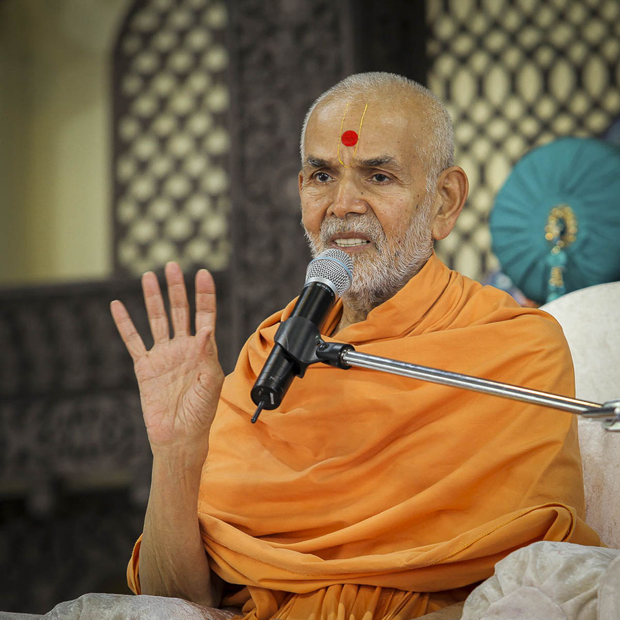 Param Pujya Mahant Swami blesses the morning satsang assembly, 4 Oct 2016