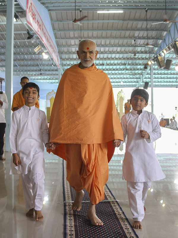 Children accompany Param Pujya Mahant Swami to the Bal Din assembly, 4 Oct 2016