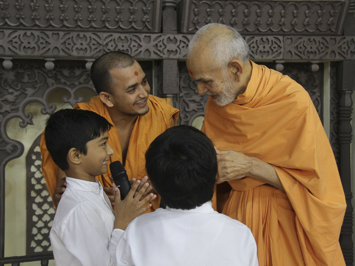 Children welcome Param Pujya Mahant Swami to the assembly, 4 Oct 2016