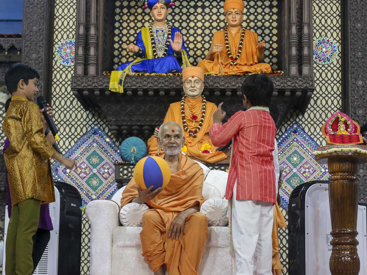 Param Pujya Mahant Swami interacts with children, 4 Oct 2016