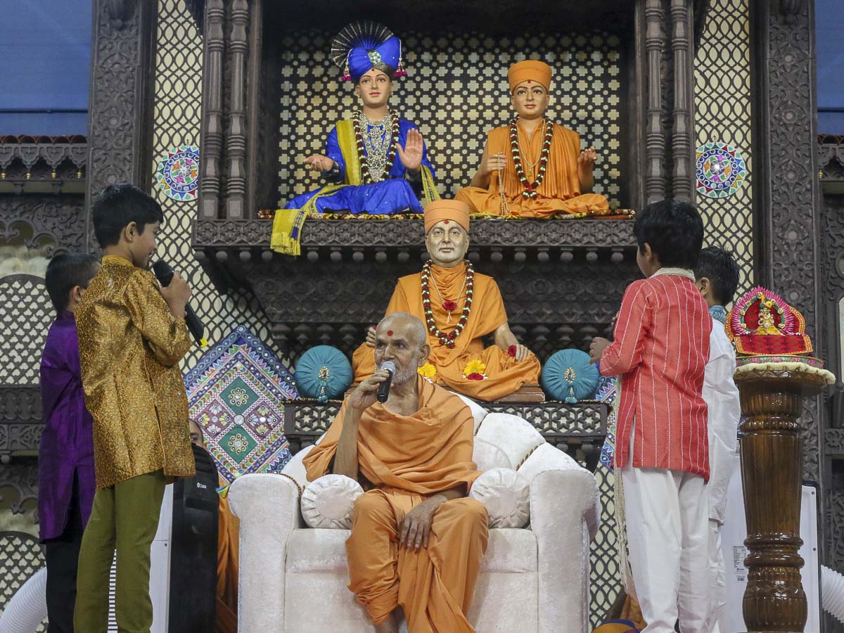 Param Pujya Mahant Swami blesses the children, 4 Oct 2016