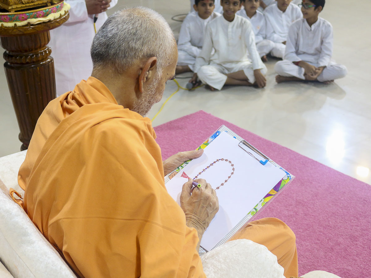 Param Pujya Mahant Swami participates in an activity, 4 Oct 2016