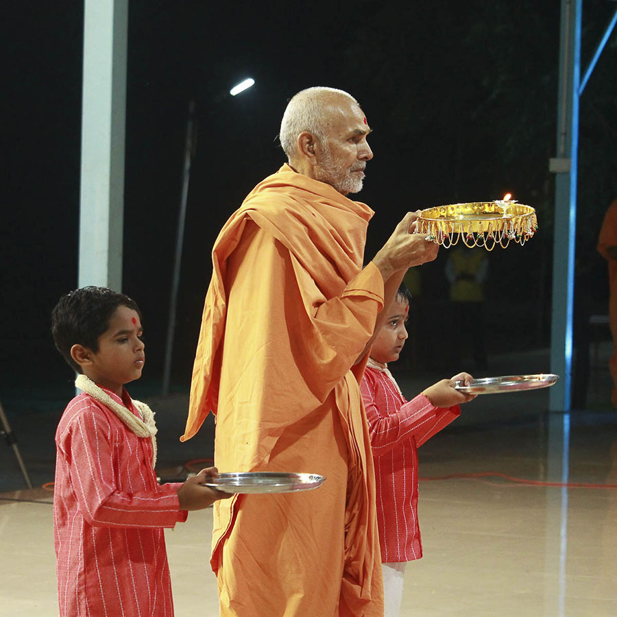 Param Pujya Mahant Swami and children perform arti, 4 Oct 2016