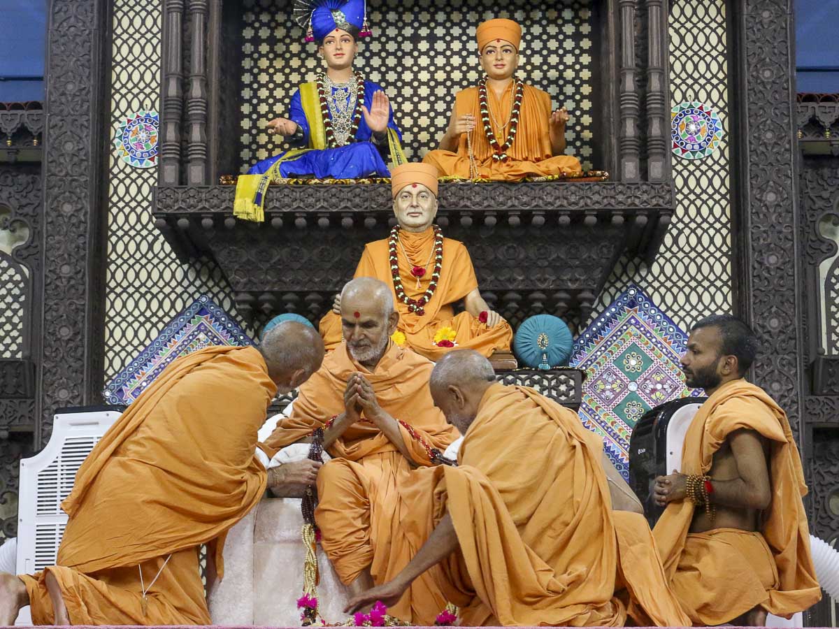 Sadhus honor Param Pujya Mahant Swami with a garland, 4 Oct 2016