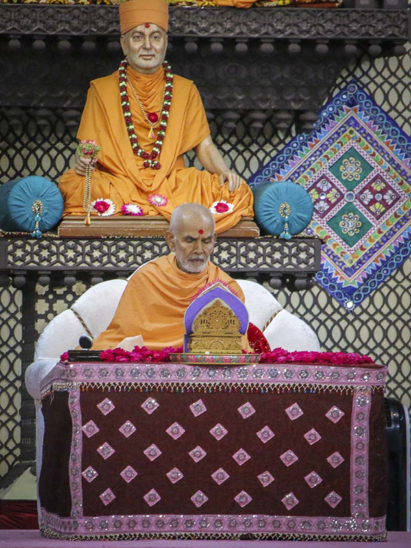 Param Pujya Mahant Swami performs his morning puja, 5 Oct 2016