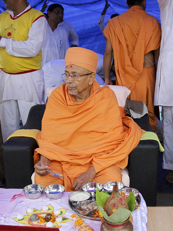 Pujya Tyagvallabh Swami performs mahapuja rituals of first pillar for the new BAPS Shri Swaminarayan Mandir, Nadiad, 6 Oct 2016