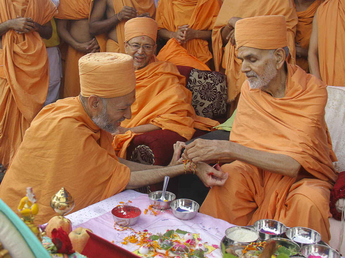 Param Pujya Mahant Swami ties nadachhadi to Sarvamangal Swami, 6 Oct 2016