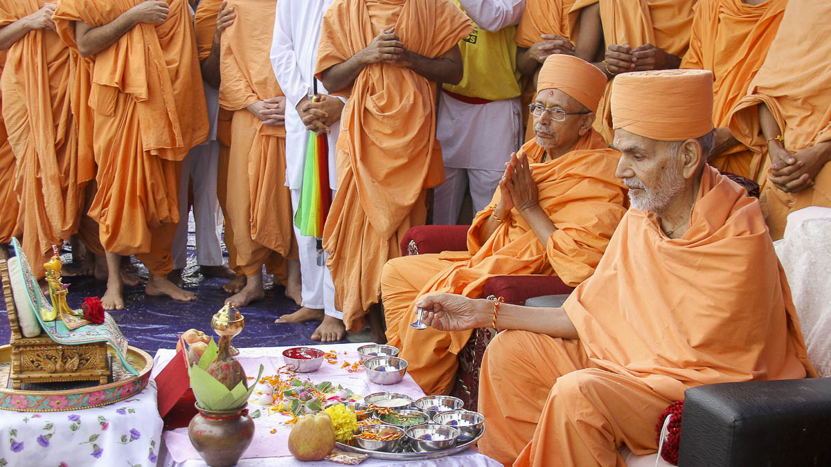 Param Pujya Mahant Swami performs mahapuja rituals, 6 Oct 2016