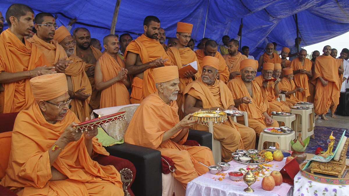 Param Pujya Mahant Swami, Pujya Tyagvallabh Swami and sadhus perform mahapuja arti, 6 Oct 2016