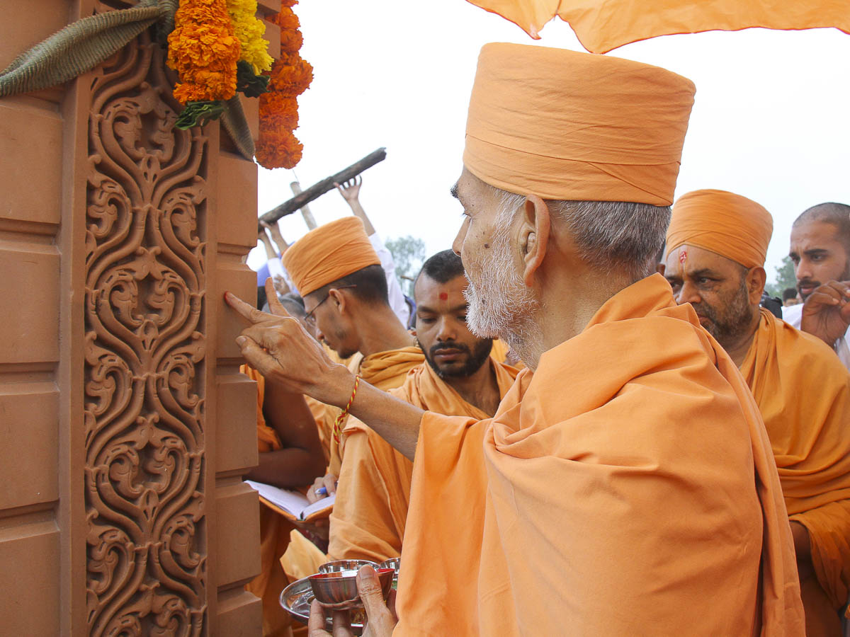 Param Pujya Mahant Swami performs pujan of pillar, 6 Oct 2016