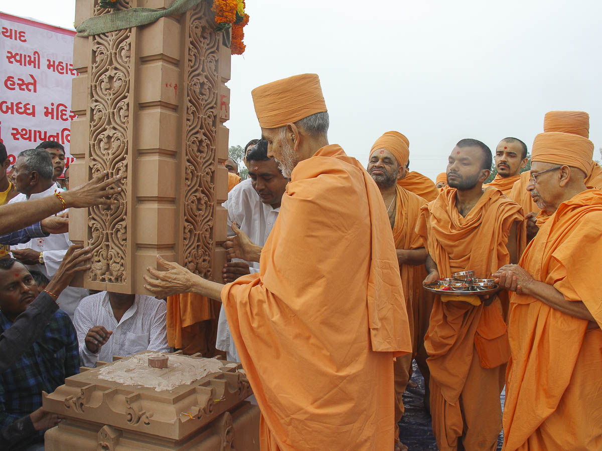 Param Pujya Mahant Swami sanctifies and places the pillar, 6 Oct 2016