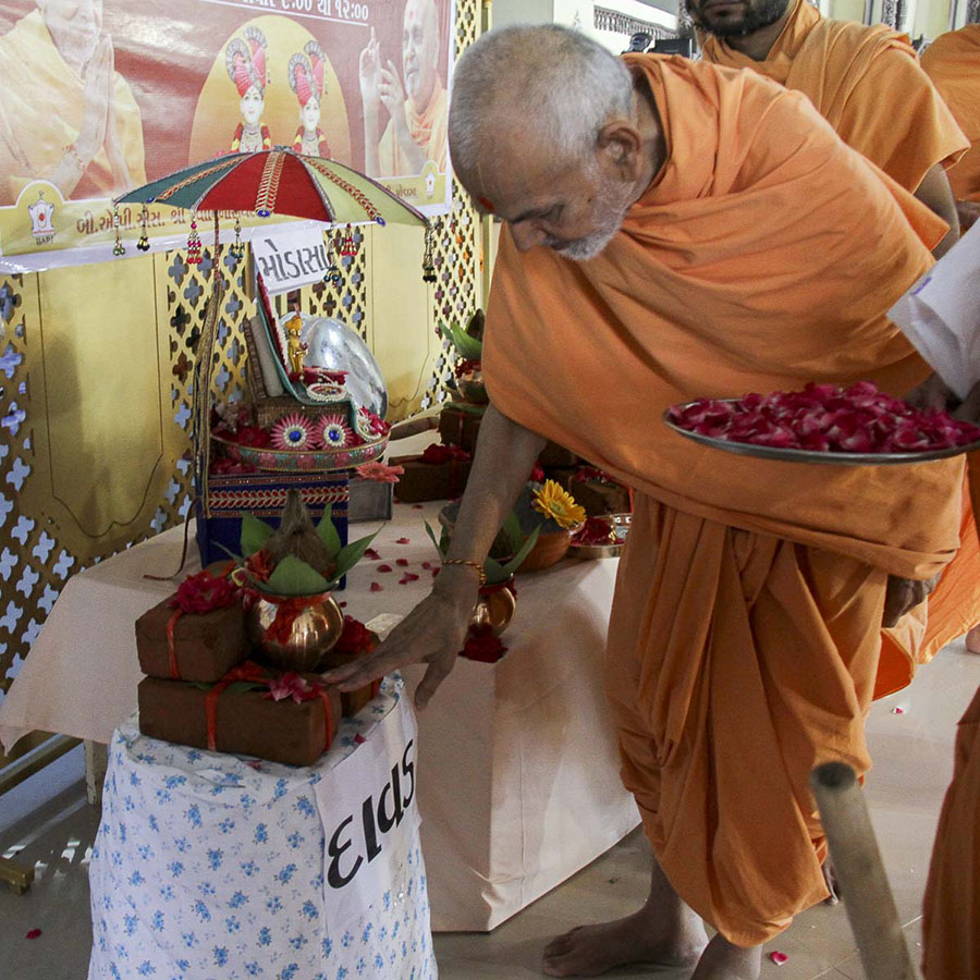 Param Pujya Mahant Swami sanctifies bricks for the new BAPS Shri Swaminarayan Mandir, Davad, 6 Oct 2016