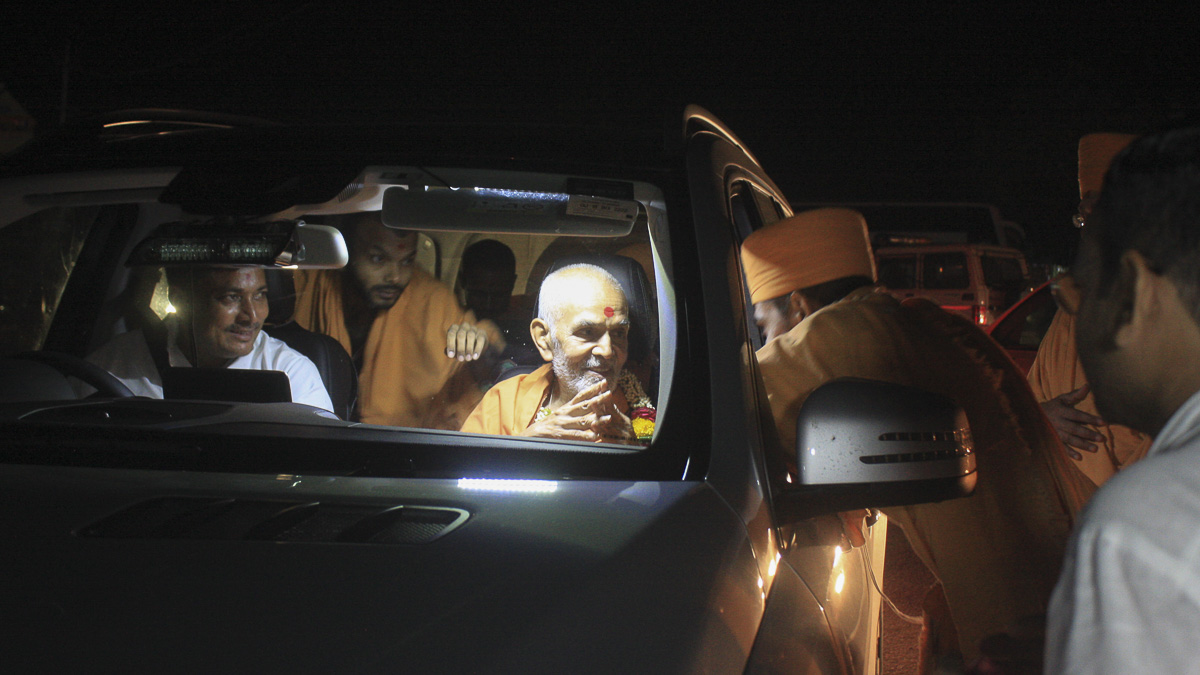 HH Mahant Swami Maharaj arrives at BAPS Shri Swaminarayan Mandir, Bhavnagar, 6 Oct 2016