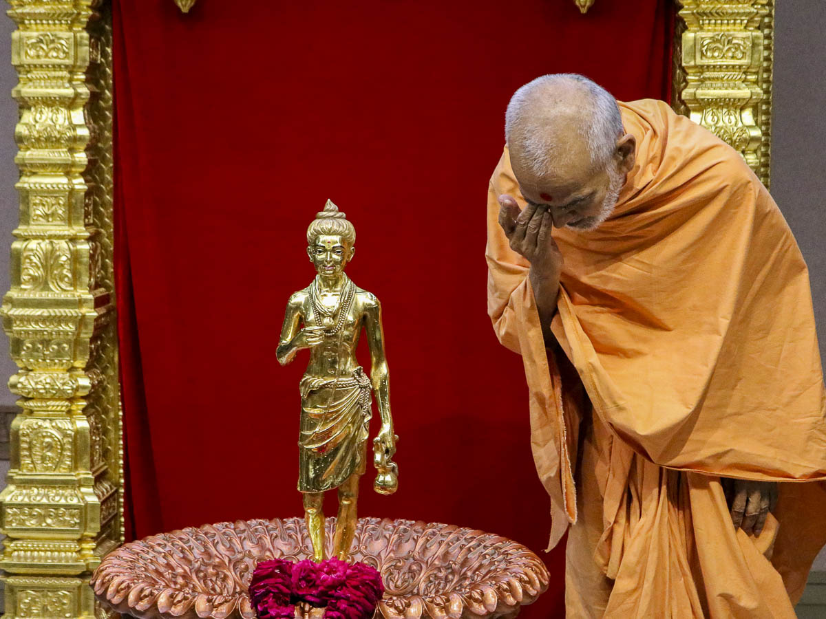 Param Pujya Mahant Swami Maharaj engrossed in darshan of Shri Nilkanth Varni, 6 Oct 2016