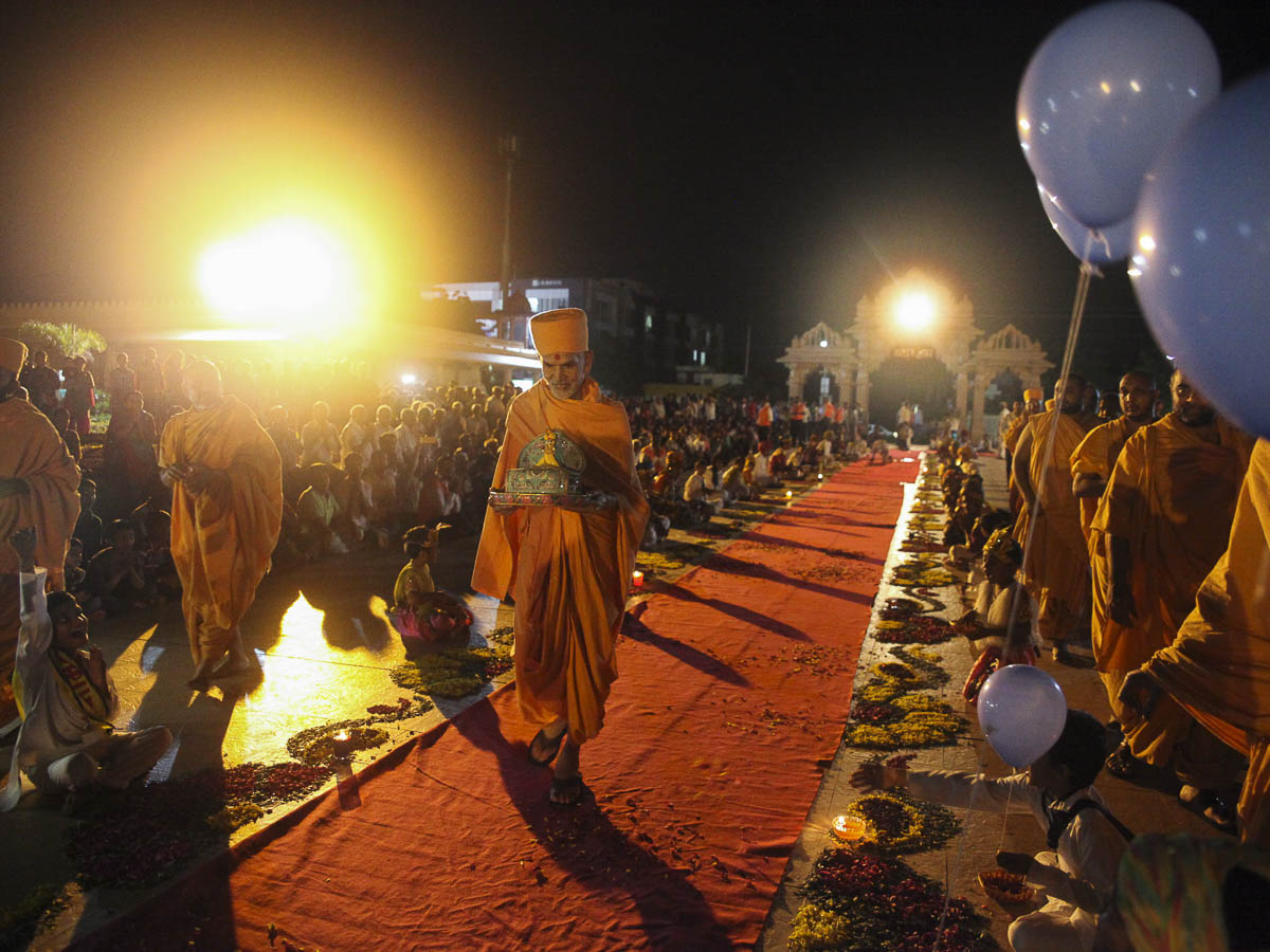 Param Pujya Mahant Swami Maharaj with Shri Harikrishna Maharaj in the mandir grounds, 6 Oct 2016