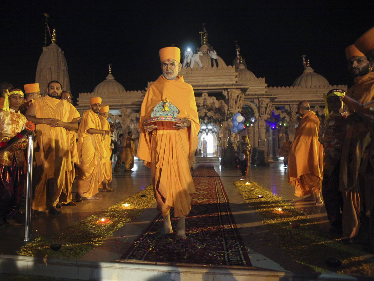 Param Pujya Mahant Swami Maharaj with Shri Harikrishna Maharaj, 6 Oct 2016