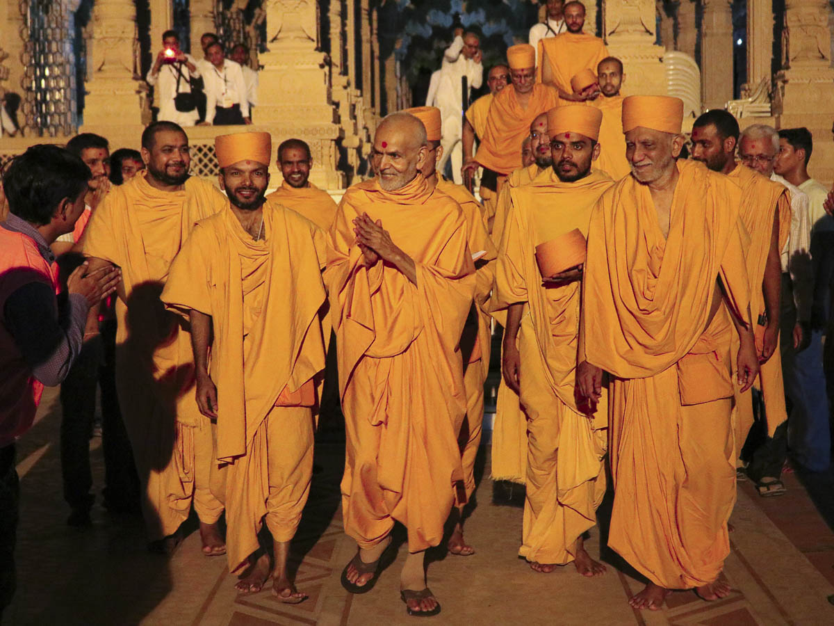Param Pujya Mahant Swami greets devotees with 'Jai Swaminarayan', 6 Oct 2016
