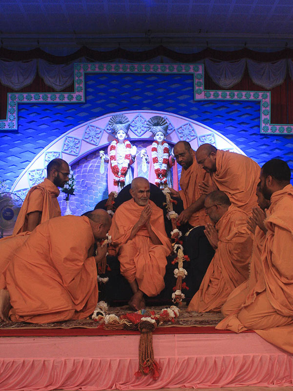 Sadhus welcome Param Pujya Mahant Swami Maharaj with a garland, 6 Oct 2016