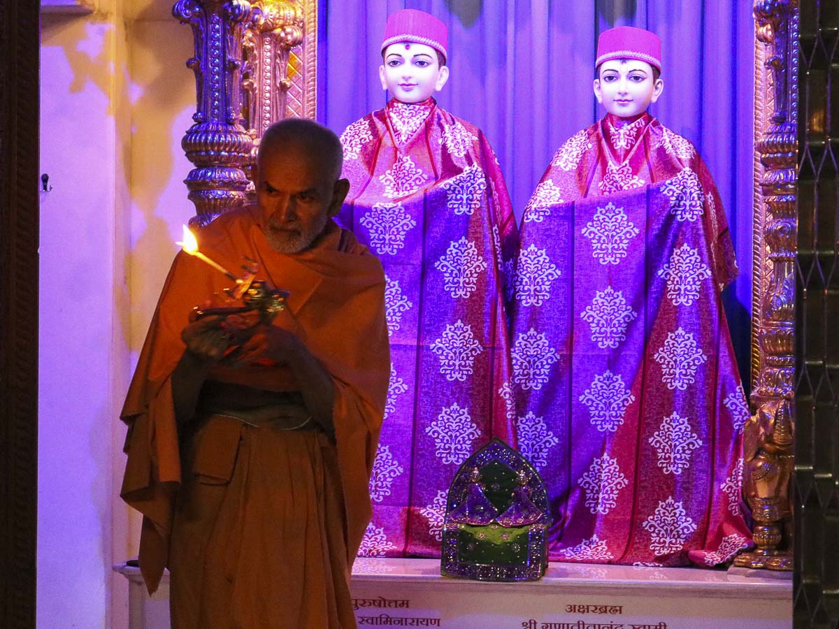 Param Pujya Mahant Swami performs mangala arti, 7 Oct 2016