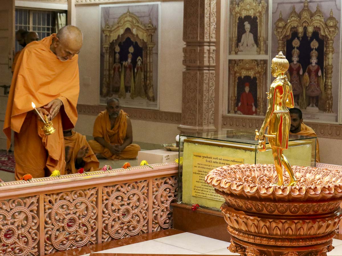 Param Pujya Mahant Swami performs arti of Shri Nilkanth Varni, 7 Oct 2016