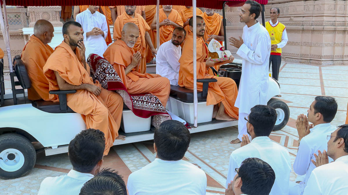 Param Pujya Mahant Swami greets devotees with 'Jai Swaminarayan', 7 Oct 2016