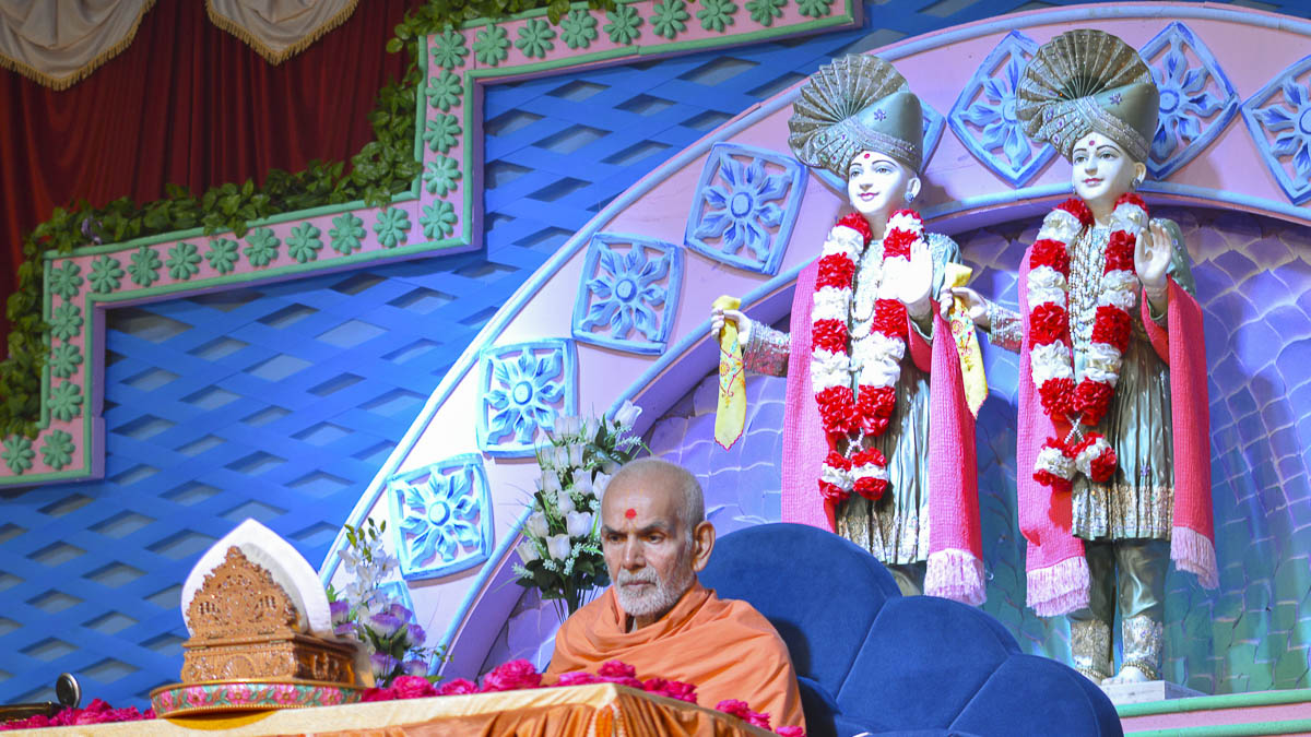 Param Pujya Mahant Swami performs his morning puja, 7 Oct 2016