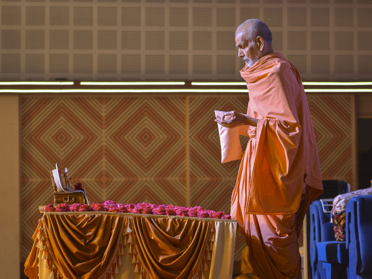 Param Pujya Mahant Swami performs his morning puja, 7 Oct 2016