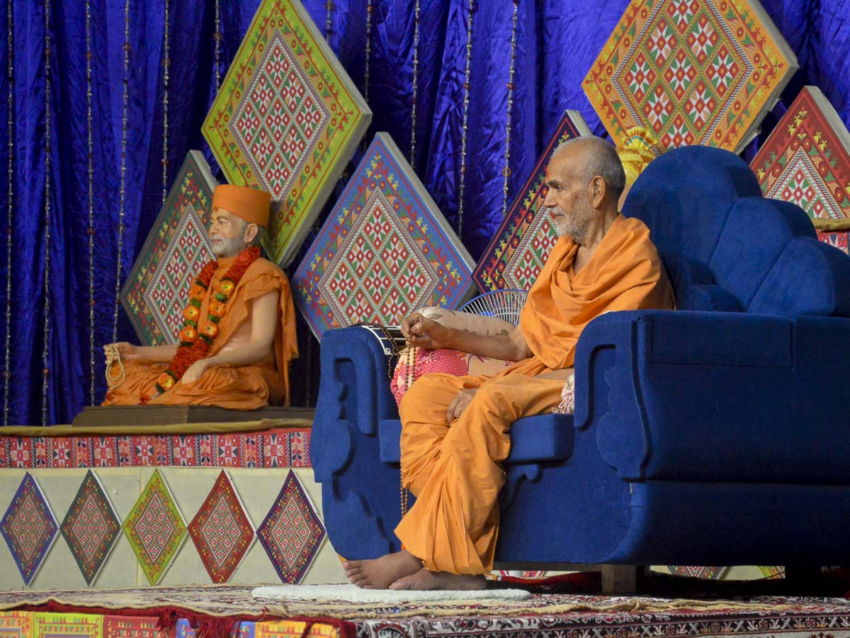 Param Pujya Mahant Swami during the morning satsang assembly, 7 Oct 2016