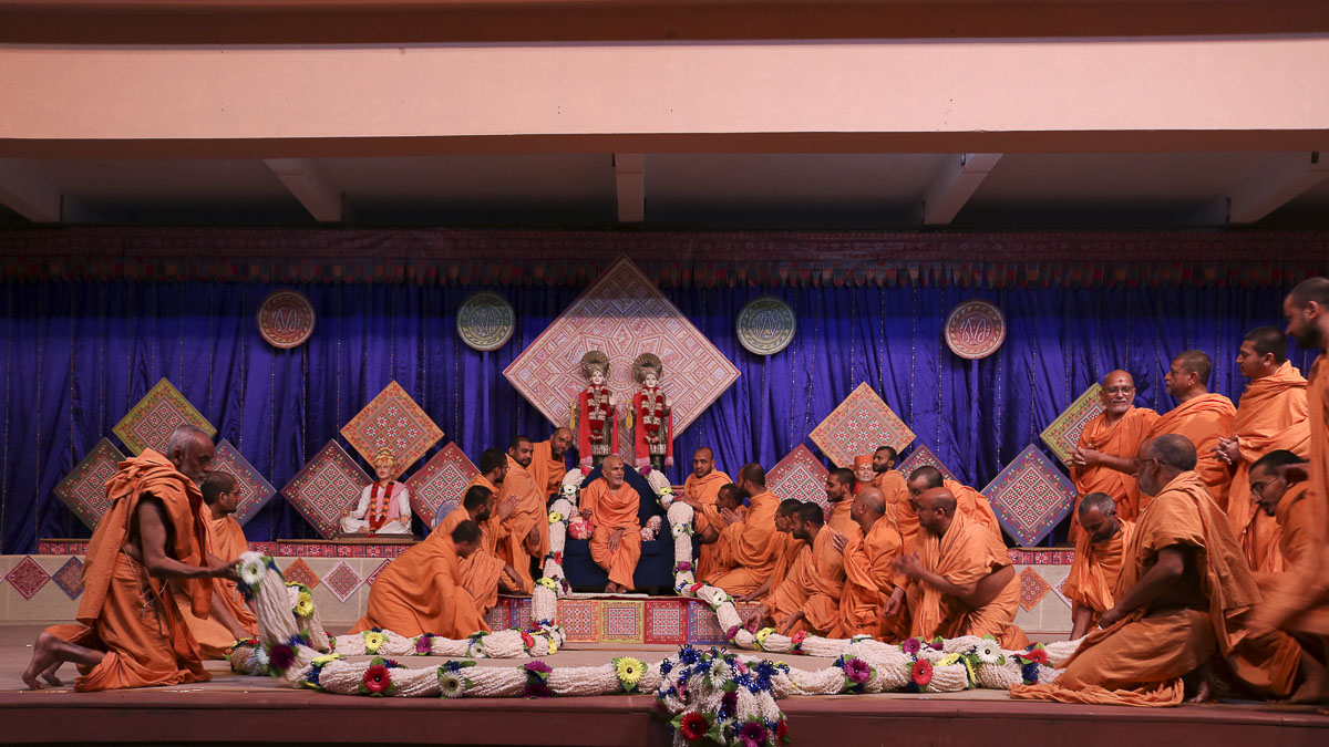 Sadhus honor Param Pujya Mahant Swami with a garland, 7 Oct 2016