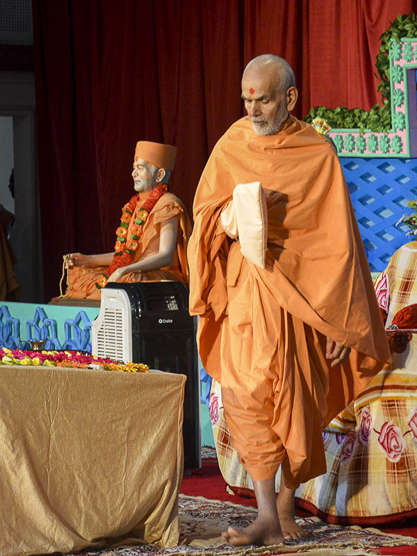 Param Pujya Mahant Swami performs his morning puja, 8 Oct 2016