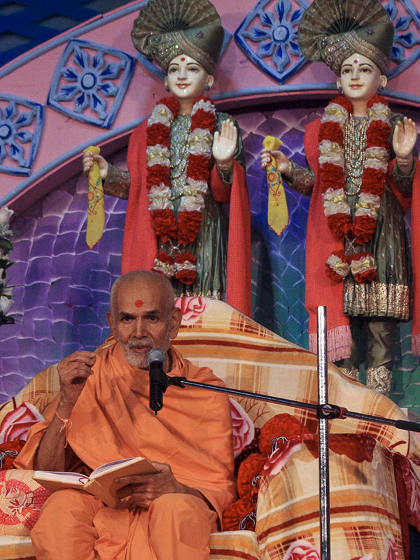 Param Pujya Mahant Swami blesses the morning satsang assembly, 8 Oct 2016