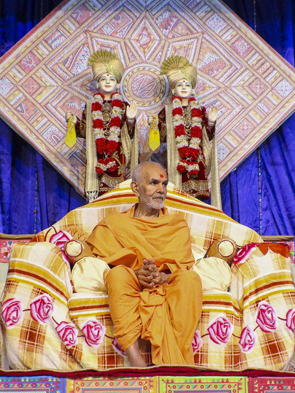 Param Pujya Mahant Swami during the kirtan aradhana, 8 Oct 2016