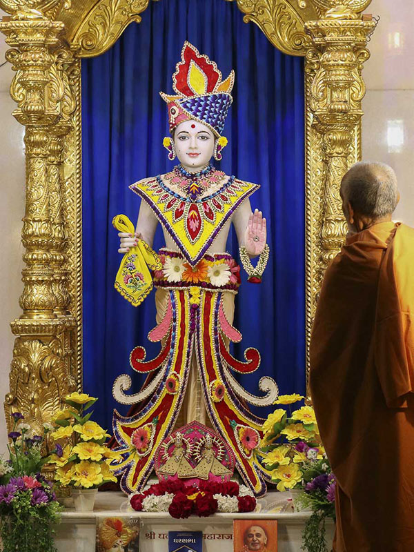 Param Pujya Mahant Swami engrossed in darshan of Thakorji, 9 Oct 2016