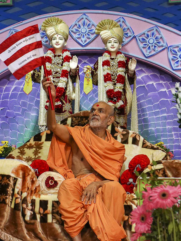 Param Pujya Mahant Swami waves a flag, 9 Oct 2016