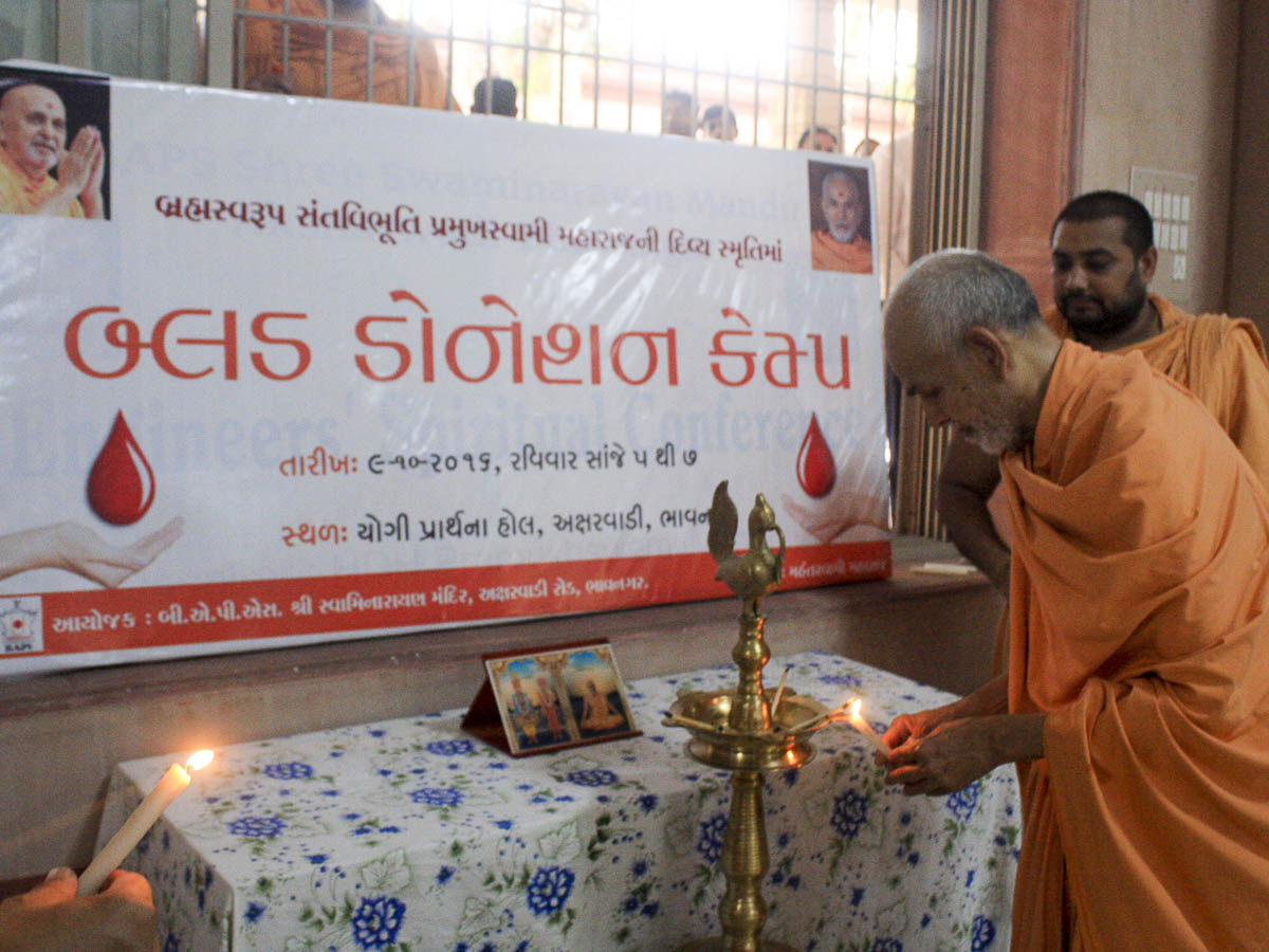 Param Pujya Mahant Swami lighting the inaugural lamp for a blood donation camp, 9 Oct 2016