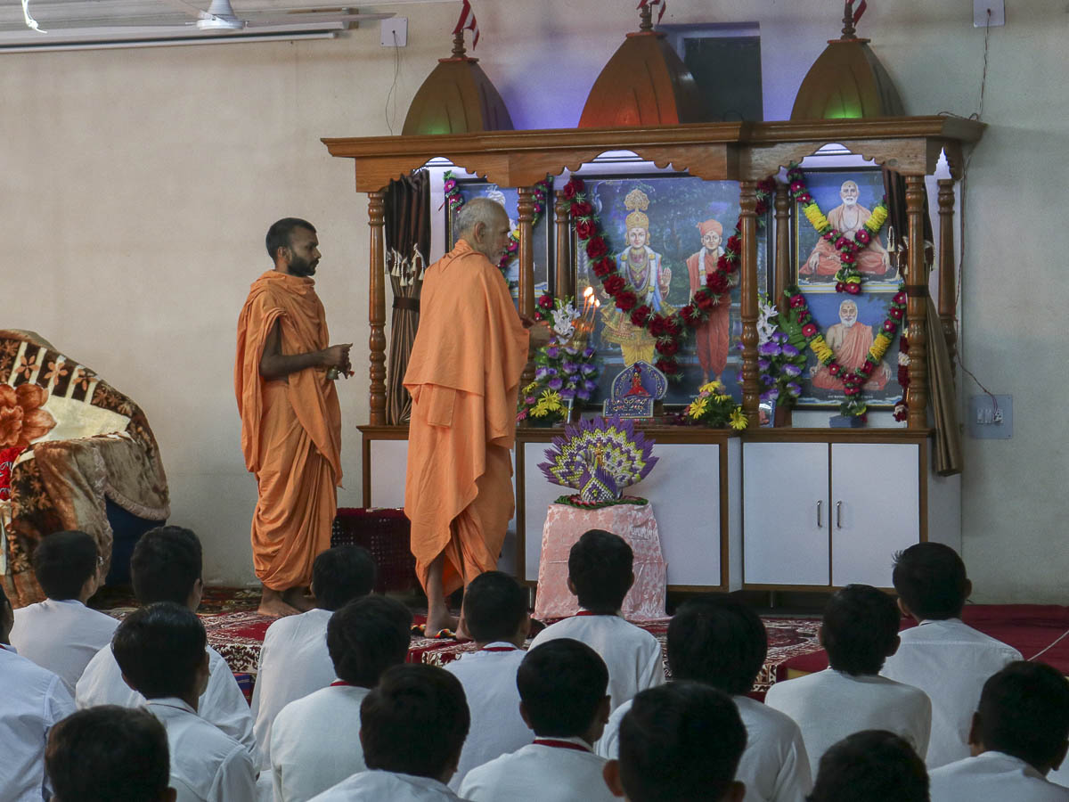 Param Pujya Mahant Swami performs arti, 9 Oct 2016