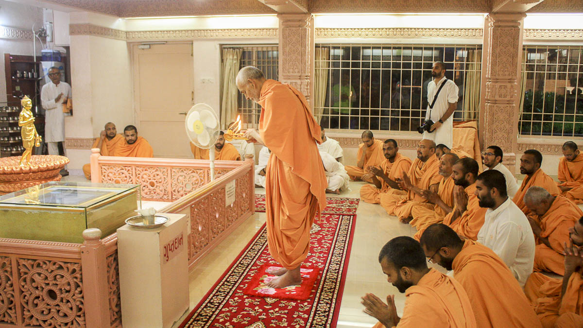 Param Pujya Mahant Swami performs arti of Shri Nilkanth Varni, 10 Oct 2016