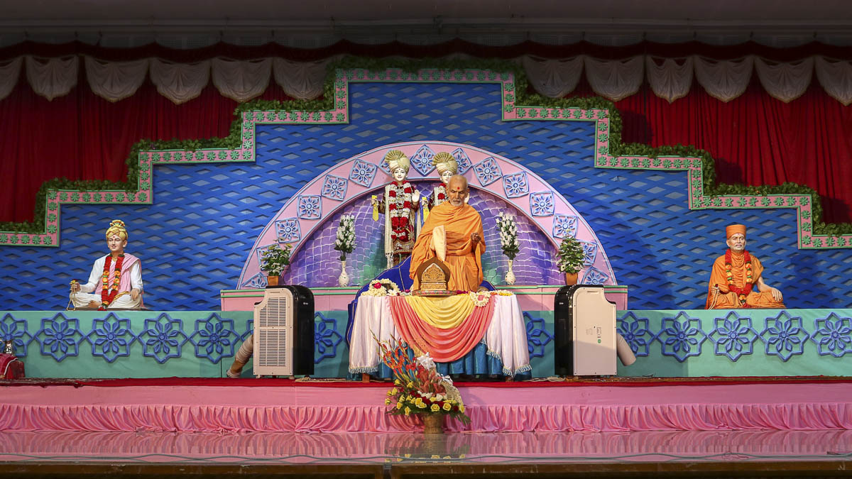 Param Pujya Mahant Swami performs his morning puja, 10 Oct 2016